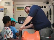Im Rettungswagen können die Kinder einiges ausprobieren