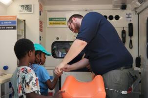 Im Rettungswagen können die Kinder einiges ausprobieren