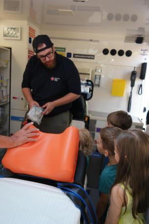 Kinder bestaunen das Innere des Rettungswagens