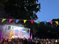 Bild von der Bühne bei Nacht aus dem vergangenen Jahr