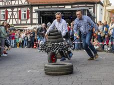 Bürgermeister Schönung und Landtagsabgeordneter Bauer beim Schubkarrenrennen 2025