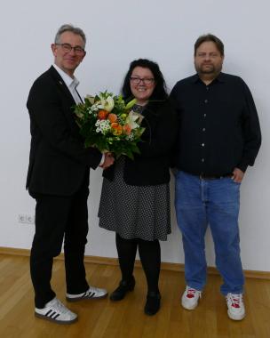 Auf dem Gratulationsfoto, v.l.n.r.: Bürgermeister Christian Schönung, Stadtverordnetenvorsteherin Christiane Ludwig-Paul, Sitzungsleiter und dienstältestes Mitglied, Peter Velten