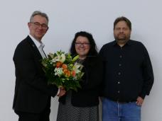 Auf dem Gratulationsfoto, v.l.n.r.: Bürgermeister Christian Schönung, Stadtverordnetenvorsteherin Christiane Ludwig-Paul, Sitzungsleiter und dienstältestes Mitglied, Peter Velten