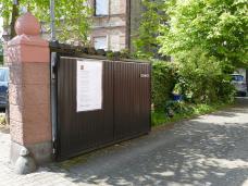 Lorscher Hoftor mit großem Gedichplakat