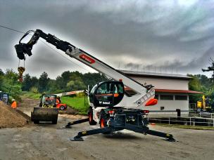 Rückbau der Freileitung: Erster Einsatz des neuen Teleskoplader der Kläranlage