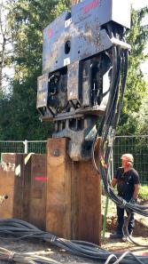 Erschütterungsarmer Spundwandeinbau mit einem resonanzfreien Freireiter