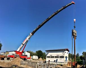 Schwerstarbeit für den 220 to Mobilkran beim Einbau der östlichen Spundwand