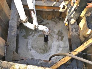Einbau der Unterwasserbetonsohle in den Heberschächten