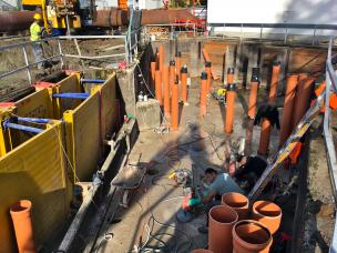 Bohrungen zum Einbau der Dichtsohle unter dem alten Entlastungsbauwerk