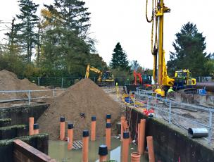 Herstellung der Arbeitsebene für das DSV-Bohrgerät im alten Entlastungsbauwerk