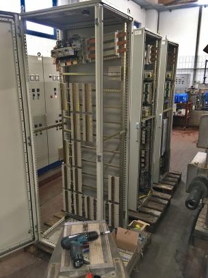 Aus den alten Schaltschränken werden vom Kläranlagenpersonal Ersatzteile im Wert von rund 80000 € gewonnen