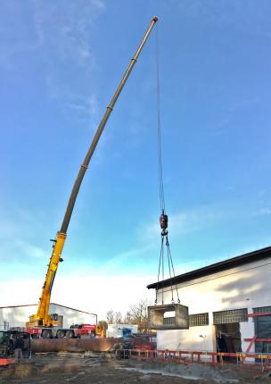 Der Fertigteileinbau mit dem auf 60 m ausgefahrenen Ausleger des Mobilkrans ist weithin sichtbar.