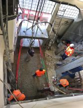 Die bis zu 8t schweren Bauteile werden auf Verschubbahnen in das alte Pumpwerk eingezogen.