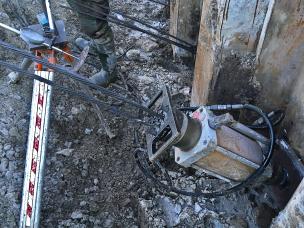 Einsatz einer hydraulischen Hohlkolbenpresse zur Ankerspannung mit Prüfung und Ankerfestsetzung