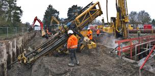 Zahlreiche Grundbaugeräte gleichzeitig im Einsatz