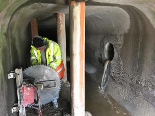 Betonsägeschnitte im Zulaufkanal zwischen den Rohren der Düsenstrahlsohle