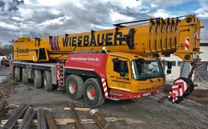 Die Arbeiten erfordern präzise Fahrmanöver um den Mobilkran auf der engen Stellfläche zu platzieren