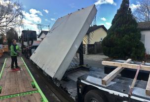 Die Vollwandscheiben der Pumpenvorlage wurden in 4,5 m Segmenten in Seitenlage auf Tiefbettaufliegern mit Transportrahmen in Schräglage angeliefert.