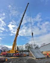 Die Wandscheiben werden auf dem Vormontageplatz auf der Baustelle vor dem Einbau gedreht