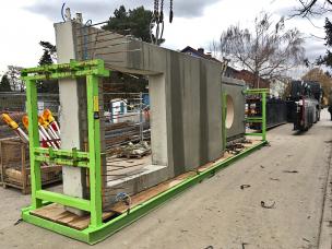 Transport der Fertigteile mit Innenladerpalettenzügen