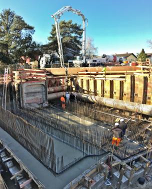 Betonage der Bodenplatte des Entlastungsbauwerkes