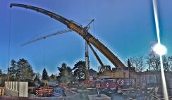 Während der Arbeit mit zwei Kranen wird es jetzt auch im Himmel über dem Bauwerk eng