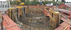 Aufwendige Schalformen von Nord- und Südwand des Entlastungsbauwerkes