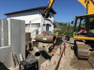 Verlegen der ersten Polymerbetonrohre des Mischwasserkanals zur Kläranlage