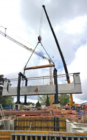 Einhub der Hubwehranlagen