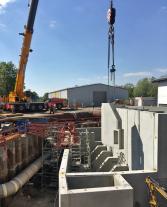 Einbau der dreieckigen Stroemungsleitwaende die spaeter gleichzeitig den unteren Wartungssteg tragen