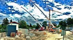 Ausrüstungs- und Baugewerke im gleichzeitigen Einsatz