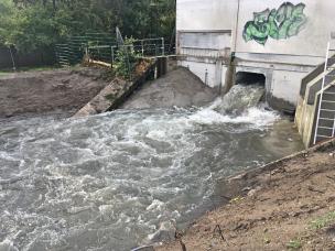 Energieumwandlung im Bereich des noch im Bau befindlichen Tosbeckens beim Starkregen am 15.9.2022