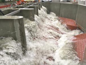 Funktion der strömungsoptimierten Sammelrinnen bei einer Förderleistung von ca. 4500 Liter pro Sekunde während dem Starkregen am 15.09.2022