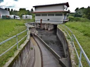 Außenansicht des Pumpwerkes mit Blick auf das Pumpwerksgebäude, Zulaufbereich im Vordergrund