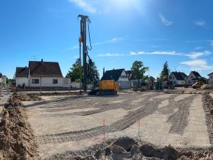 Abteufen der Lockerungsbohrungen als Einbringhilfe für die Spundwandarbeiten