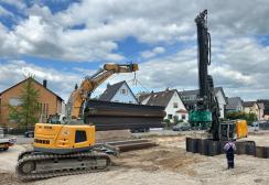 Andienung der Spundwandpresse mit den 12 m langen Spundwandtafeln