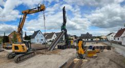 Aufnahme der 12 m langen Spundwandtafeln mit der Spundwandpresse