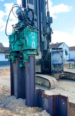 Spundwandpresse, es wird immer jeweils eine der vier Spunddielen wird mit bis zu 850 kN Presskraft (entspricht 85 t) eingepresst, während sich die Spundwandpresse dabei an den übrigen drei Spunddielen festhält