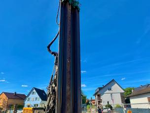 Der Baugrubenverbau reicht jetzt bis direkt an die Uhlandstraße heran