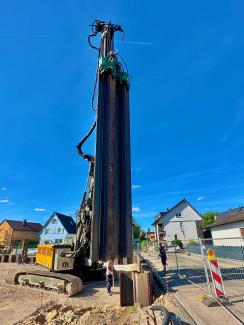Der Baugrubenverbau reicht jetzt bis direkt an die Uhlandstraße heran