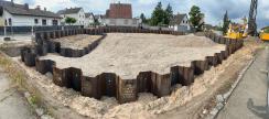 Fertigstellung des Spundwandverbaus, links im Bild die Schottwand des tieferliegenden Baugrubenteils für Maschinenraum- und Pumpensumpf   des Entleerungspumpwerkes
