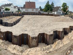 Fertigstellung des Spundwandverbaus, links im Bild die Schottwand des tieferliegenden Baugrubenteils für Maschinenraum- und Pumpensumpf   des Entleerungspumpwerkes