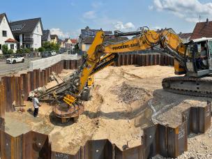 Start der Bohrarbeiten zum Einbau der Litzenverpressanker zur Rückverankerung der Spundwand