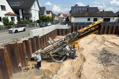 Ankerbohrgerät mit maschinell bedientem Rohrmagazin, Einbringen der Bohrungen im Außenspülverfahren mit verlorener Spitze