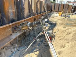 Equipment zur Ankerprüfung bestehend aus Hydraulikaggregat, Hydraulikspannpresse, Stativ mit Messuhr