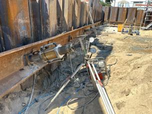 Equipment zur Ankerprüfung bestehend aus Hydraulikaggregat, Hydraulikspannpresse, Stativ mit Messuhr