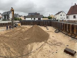 Baugrubenübersicht: Montage der Gurtung, Ankerprüfung und Festsetzung, Bohrarbeiten der Mikropfähle