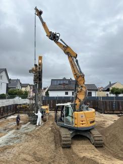 Einbau der GEWI-Ankerstäbe mit dem Hilfsbagger