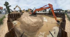 Umschichten zur Entwässerung und Verladen des Aushubmaterials mit einem zweiten Bagger