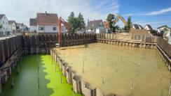 Nacharbeiten in den Spundwandtälern vom Baugrubenrand aus